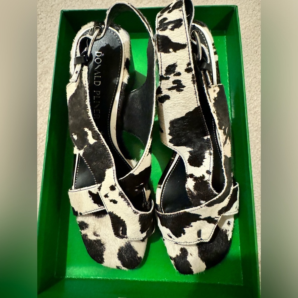 DONALD PLINER WOMEN’S PASHA COW PRINT HAIR CALF SANDAL IN BONE/BLACK SIZE 8.5